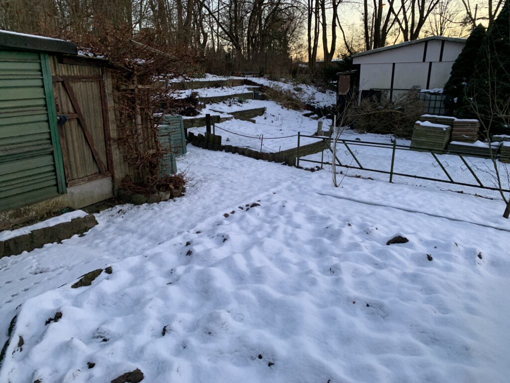 Schneebedeckter "Kartoffelacker" mit Schuppen